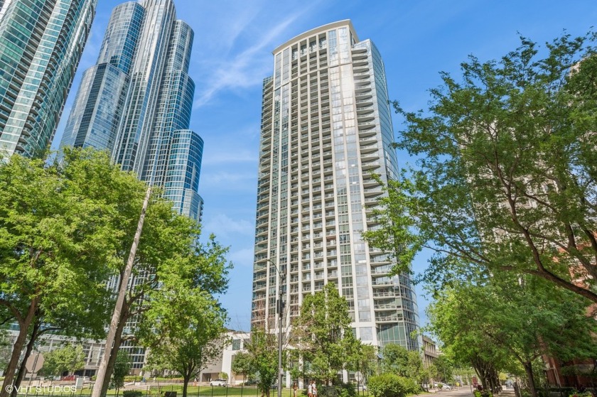 TOWER RESIDENCE!!! SPACIOUS 2 BED, 2 BATH PLUS DEN OFFERING - Beach Home for sale in Chicago, Illinois on Beachhouse.com