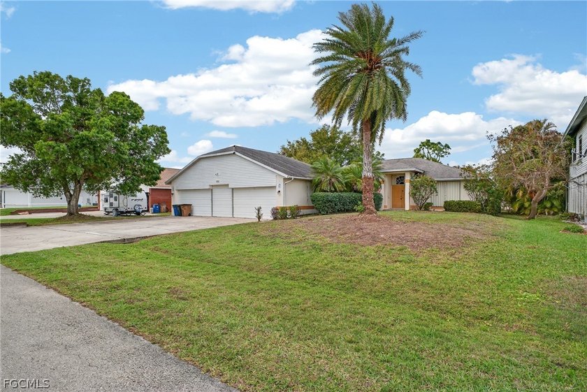 Nestled in a welcoming aviation community in Fort Myers, this - Beach Home for sale in Fort Myers, Florida on Beachhouse.com