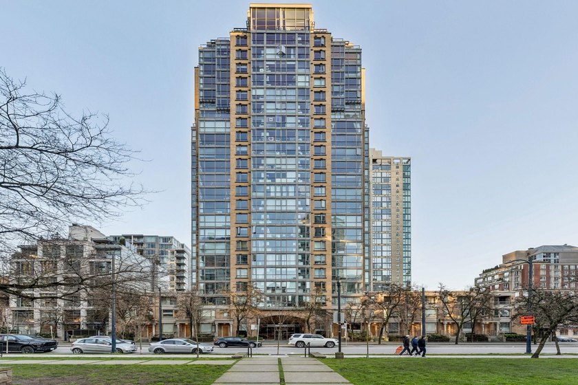 Welcome to Park Plaza in Yaletown! Unit 2101 is a beautiful - Beach Condo for sale in Vancouver, British Columbia on Beachhouse.com