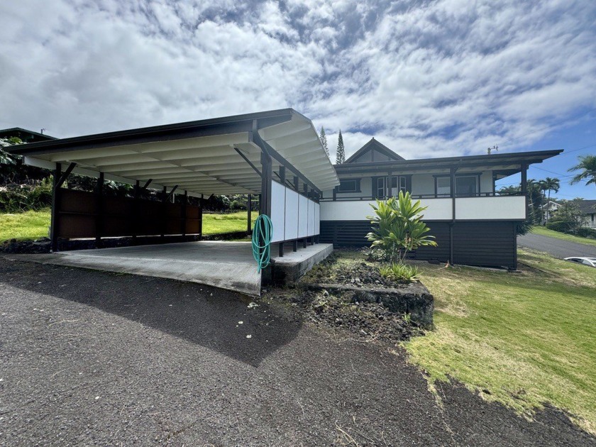 This custom 3 bedroom 3 bath home features gorgeous vaulted - Beach Home for sale in Kailua Kona, Hawaii on Beachhouse.com