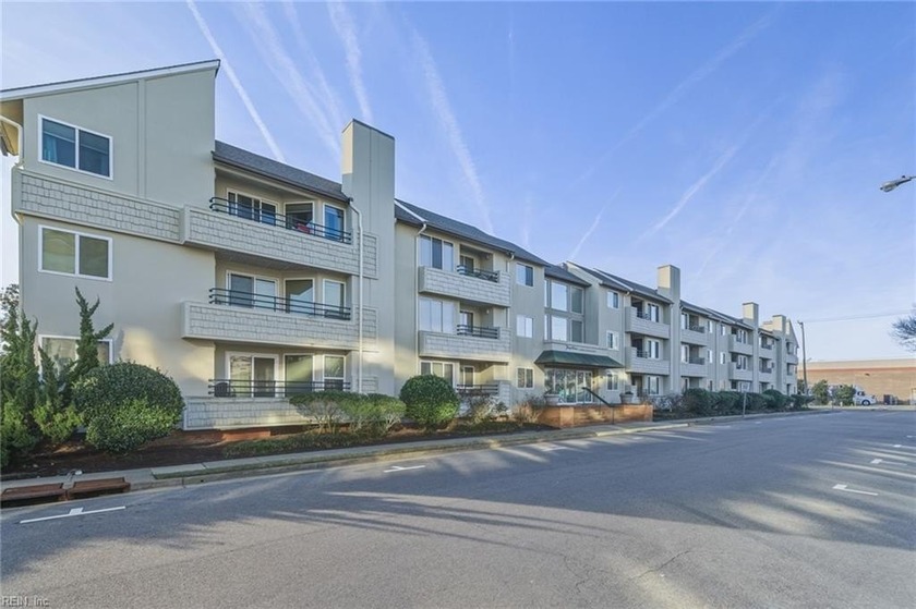 SHORT TERM RENTALS ALLOWED! Rare furnished studio condominium in - Beach Condo for sale in Virginia Beach, Virginia on Beachhouse.com