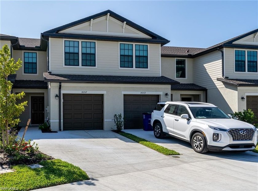 This beautifully appointed 3-bedroom, 2.5-bathroom townhouse in - Beach Townhome/Townhouse for sale in Fort Myers, Florida on Beachhouse.com
