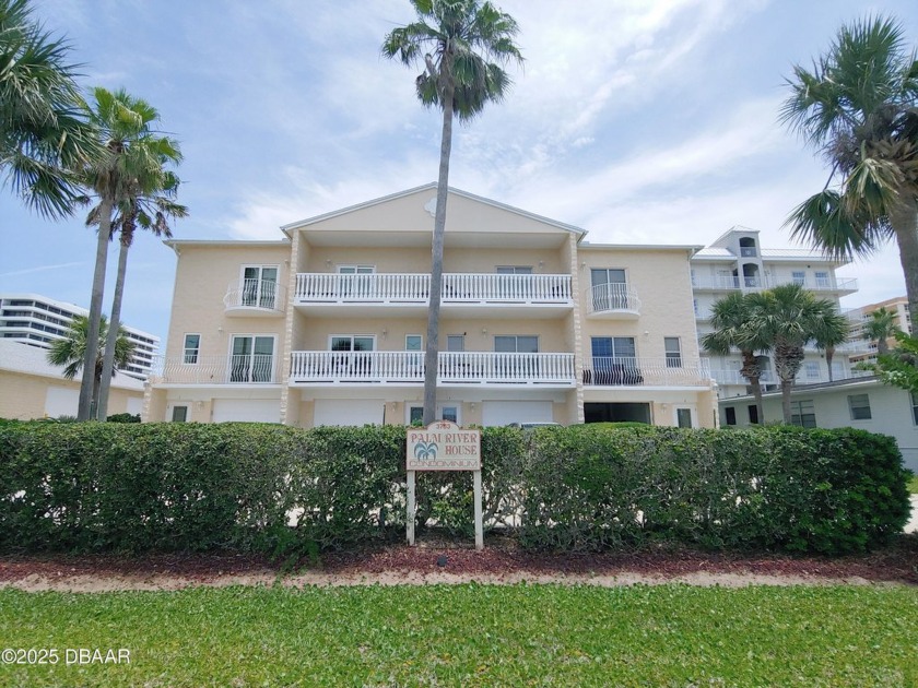 *** Fantastic condo with your own private garage*** 1 block to - Beach Condo for sale in Daytona Beach Shores, Florida on Beachhouse.com