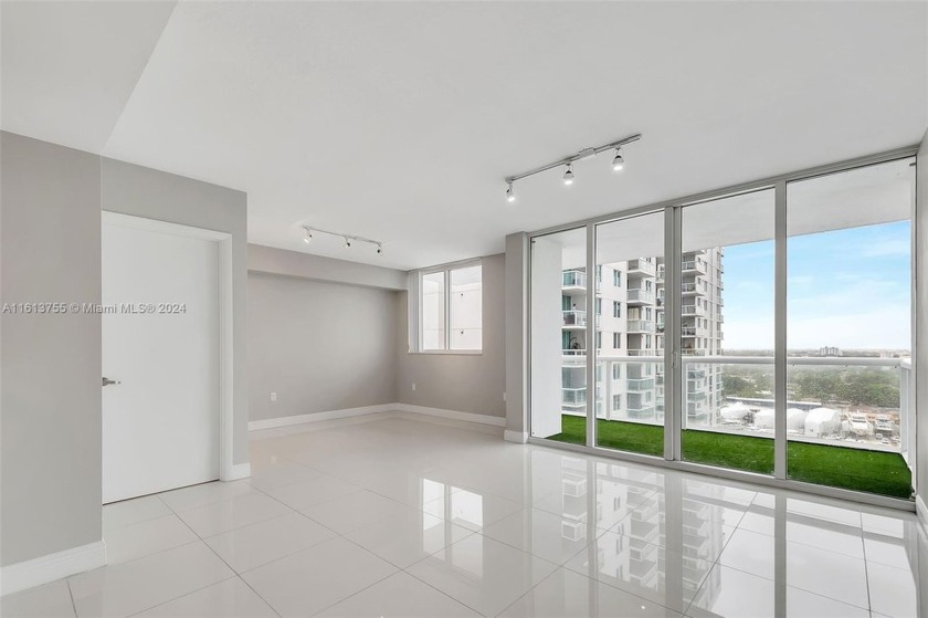 Great starter condo! This stylish 1 bed + den, 2 bath condo in - Beach Condo for sale in Miami, Florida on Beachhouse.com