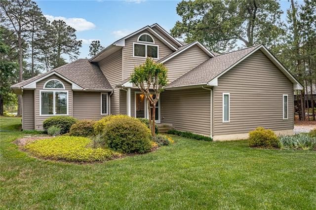 RELAX! ENJOY!! SMILE MORE!! THIS HOME IS MOVE-IN READY!!! This - Beach Home for sale in Heathsville, Virginia on Beachhouse.com