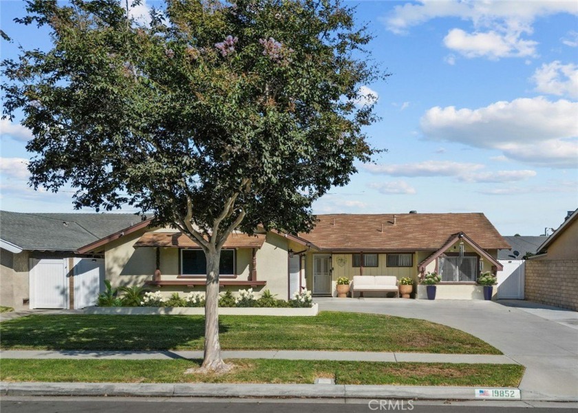 RARELY ON THE MARKET GLENMAR SINGLE LEVEL HOME!!! This highly - Beach Home for sale in Huntington Beach, California on Beachhouse.com