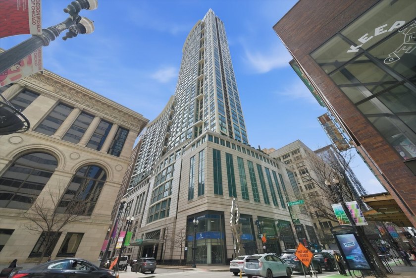 Spacious 1-bedroom, 1.1-bath condo on the 27th floor of one of - Beach Condo for sale in Chicago, Illinois on Beachhouse.com