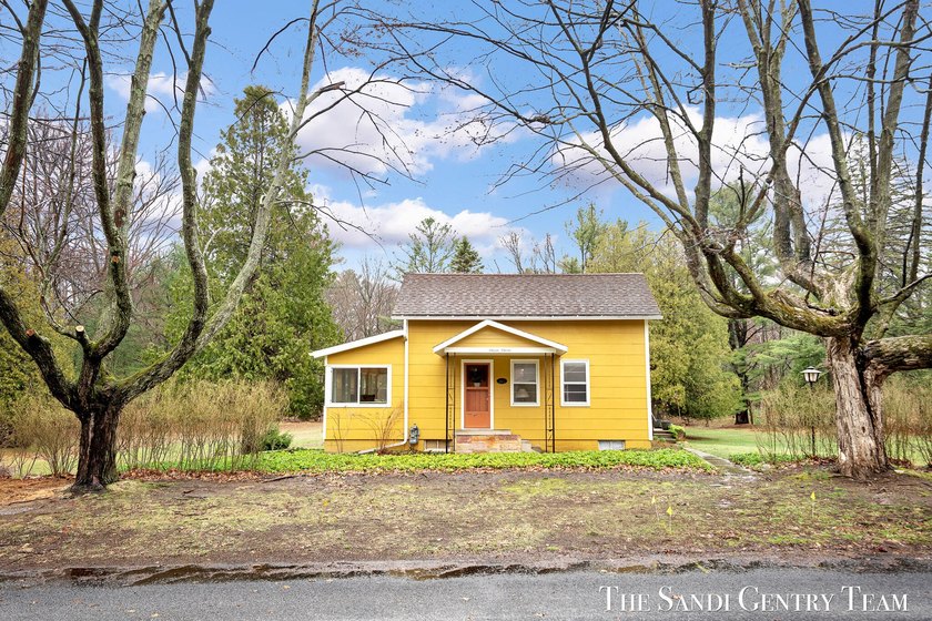 3-bedroom, 2.5-bath bungalow on 4 wooded acres in the Village of - Beach Home for sale in Pentwater, Michigan on Beachhouse.com