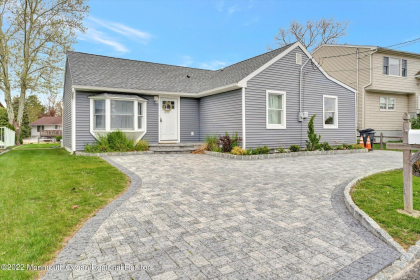 Beautiful 4 bedroom 2 full bath completely remodeled waterfront - Beach Home for sale in Toms River, New Jersey on Beachhouse.com