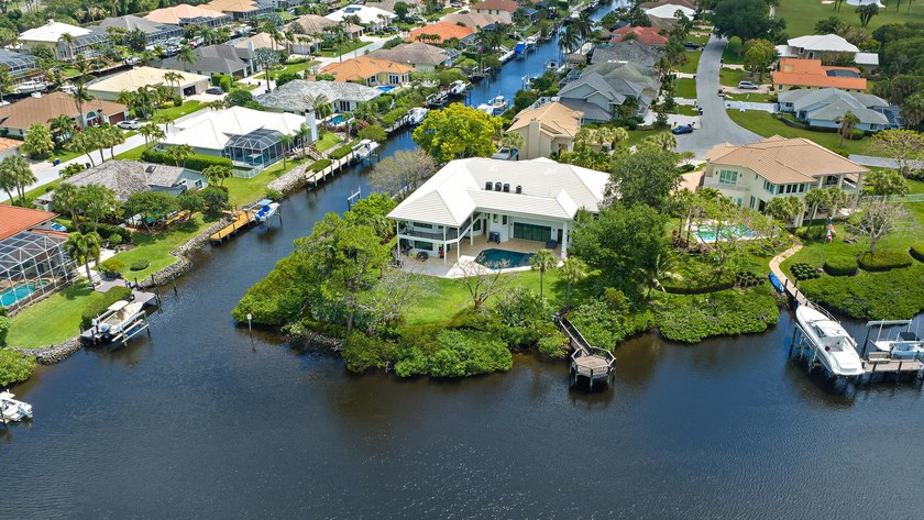 Fantastic waterfront home offering a spacious floor plan with - Beach Home for sale in Tequesta, Florida on Beachhouse.com