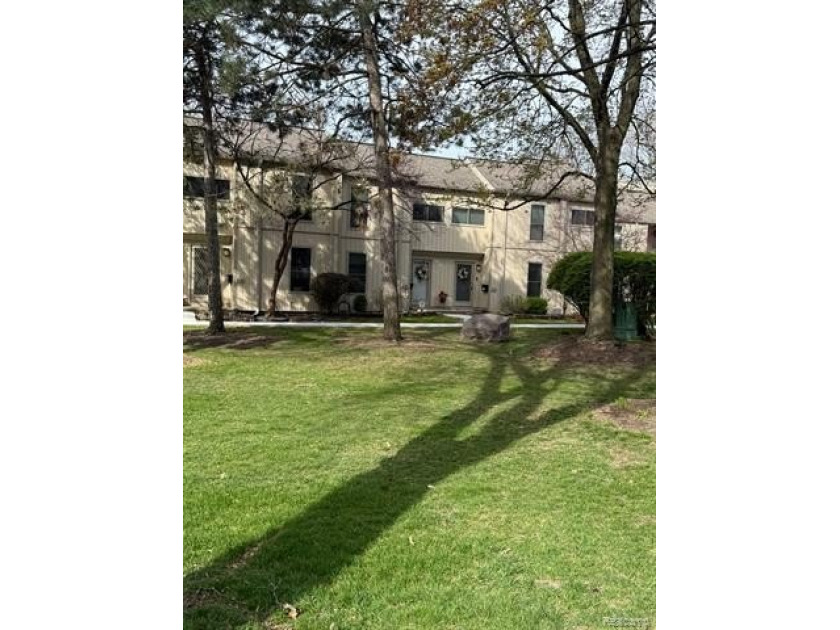 Two Bedroom townhouse coop with updated kitchen, oak cabinets - Beach Condo for sale in Detroit, Michigan on Beachhouse.com