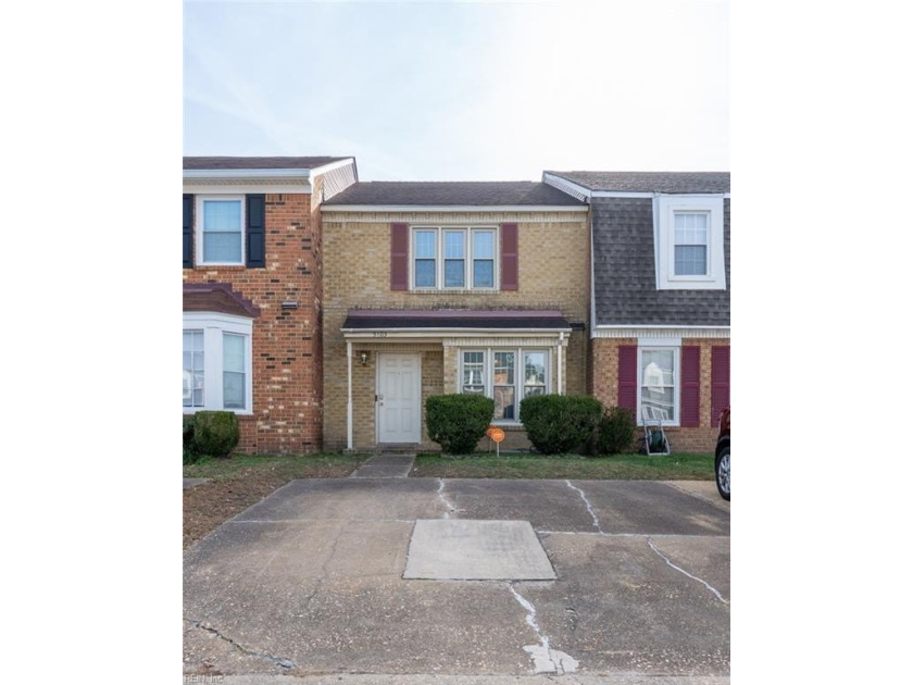 BEAUTIFUL TOWNHOME IN THE SOUGHT-AFTER VIRGINIA BEACH AREA! THIS - Beach Townhome/Townhouse for sale in Virginia Beach, Virginia on Beachhouse.com