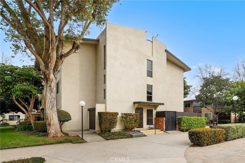 Welcome to Rossmoor Park, a desirable community offering a light - Beach Condo for sale in Seal Beach, California on Beachhouse.com