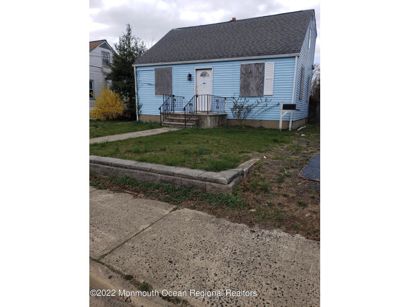 Calling all investors, contractors, and flippers! Single family - Beach Home for sale in Keansburg, New Jersey on Beachhouse.com
