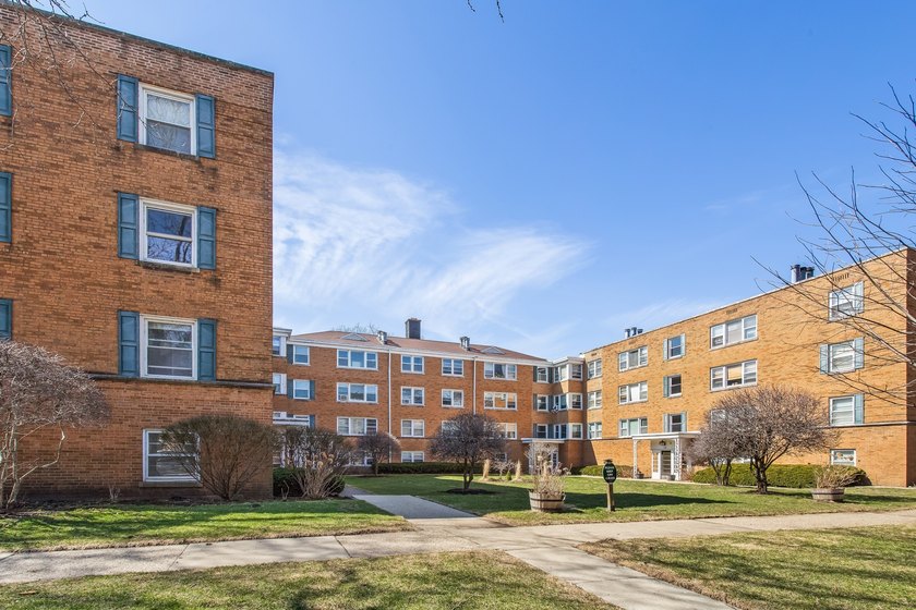 Bright and inviting top-floor corner 2-bedroom, 1 bath condo - Beach Condo for sale in Evanston, Illinois on Beachhouse.com
