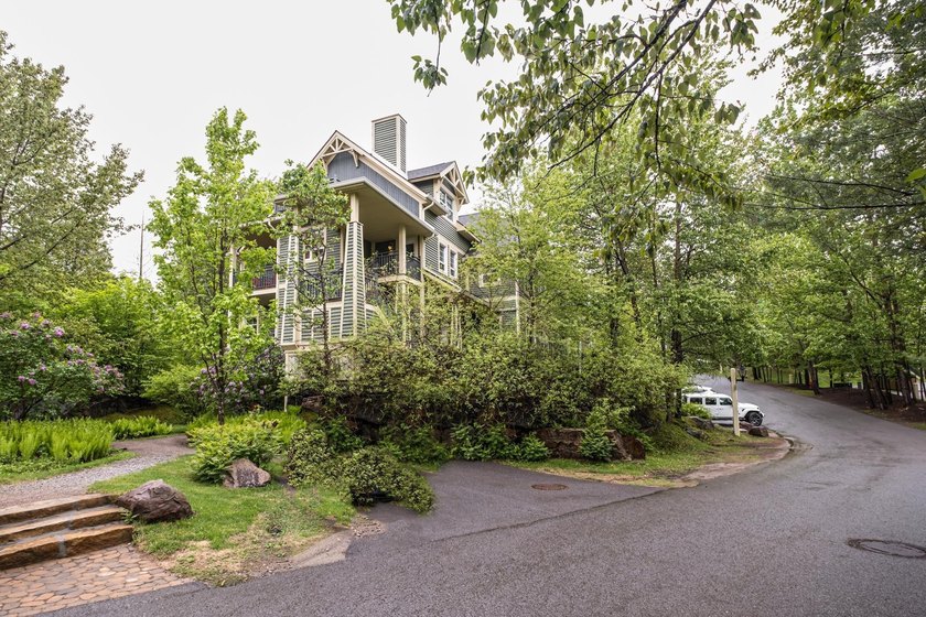 Superbe 3 bedroom unit on 2 levels recently renovated, with the - Beach Condo for sale in Mont-Tremblant, QC on Beachhouse.com