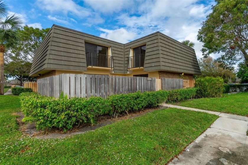 WELCOME TO this beautifully remodeled townhouse! This stunning - Beach Townhome/Townhouse for sale in West Palm Beach, Florida on Beachhouse.com