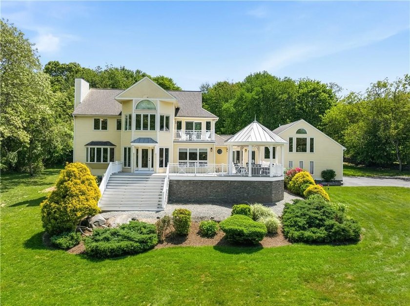 Sunset Farm - This custom built Victorian accented home offers a - Beach Home for sale in Jamestown, Rhode Island on Beachhouse.com