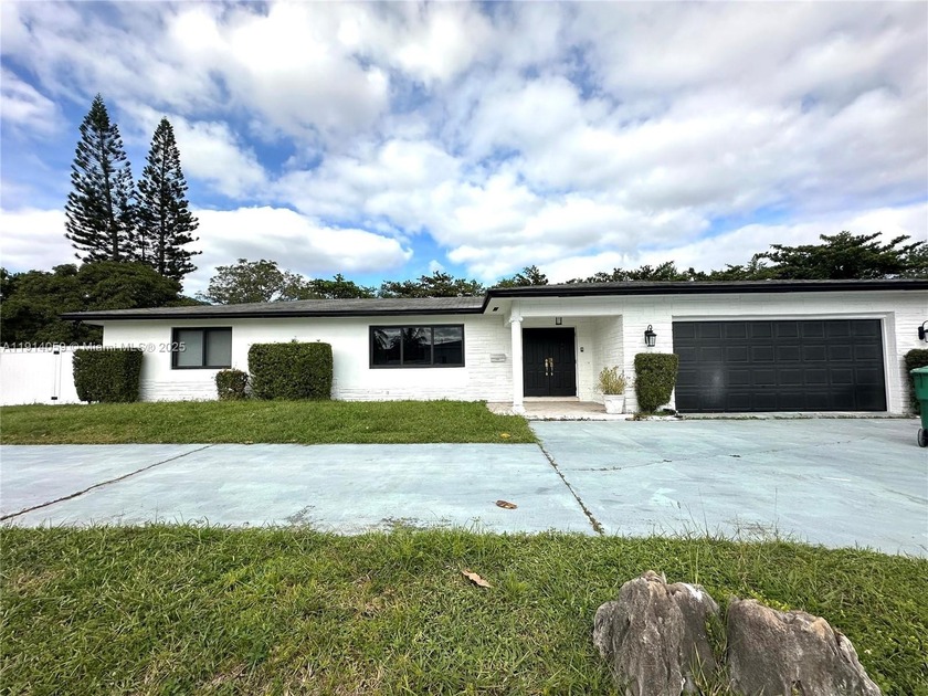 This HUGE FT. LAUDERDALE remodeled 5BD/2.5BA home delivers - Beach Home for sale in Fort Lauderdale, Florida on Beachhouse.com