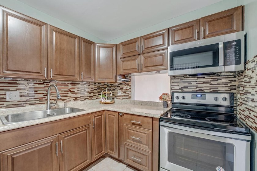 Introducing this beautifully maintained 2-bedroom & 2-bath condo - Beach Condo for sale in West Palm Beach, Florida on Beachhouse.com