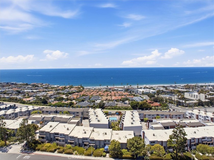Come see this completely updated 3-bedroom, 3-bathroom townhouse - Beach Townhome/Townhouse for sale in Redondo Beach, California on Beachhouse.com