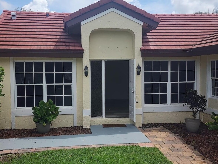 MOTIVATED SELLER Nestled in the heart of Wellington, this - Beach Home for sale in Wellington, Florida on Beachhouse.com