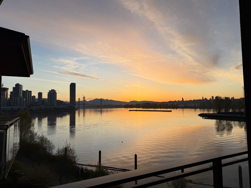 Top-floor waterfront corner penthouse with 3 bedrooms and - Beach Condo for sale in New Westminster, British Columbia on Beachhouse.com