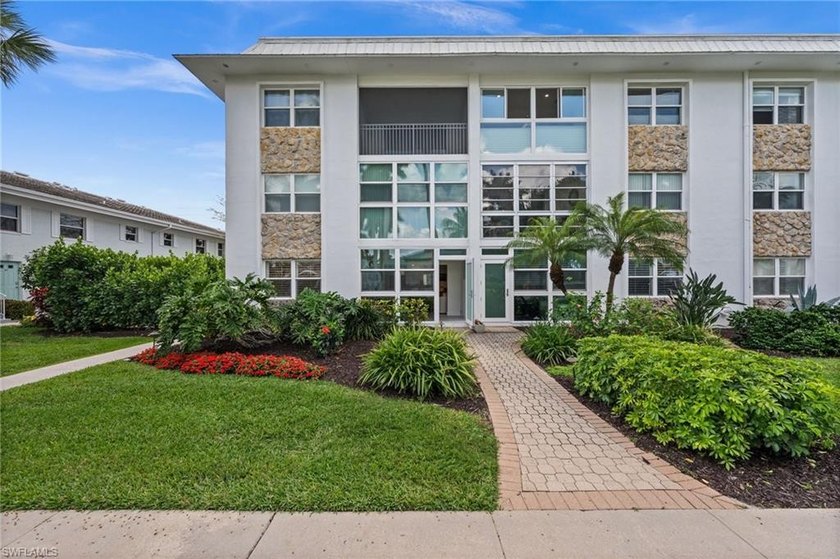 Live the quintessential Olde Naples lifestyle in this - Beach Condo for sale in Naples, Florida on Beachhouse.com