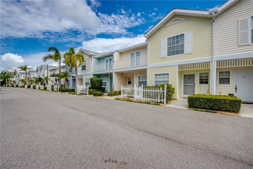 BOATER'S PARADISE TOWNHOME with SPECTACULAR WATER VIEWS - Beach Condo for sale in North Fort Myers, Florida on Beachhouse.com