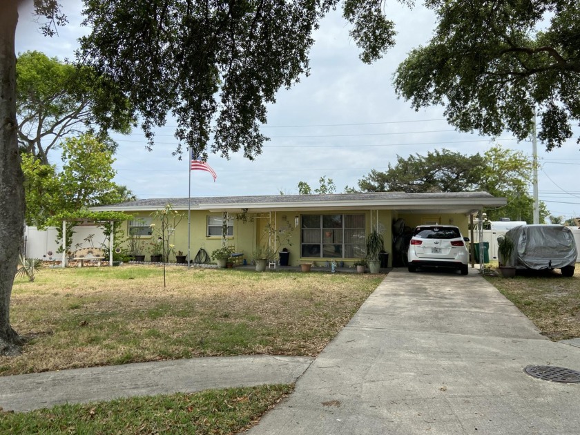 Come see this 3B/2B tropical style Floridian home in the heart - Beach Home for sale in Merritt Island, Florida on Beachhouse.com