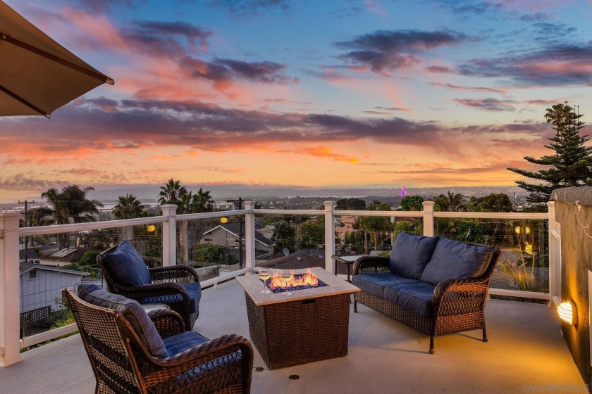 This is the VIEW home you have been waiting for!!! Sitting on - Beach Home for sale in San Diego, California on Beachhouse.com