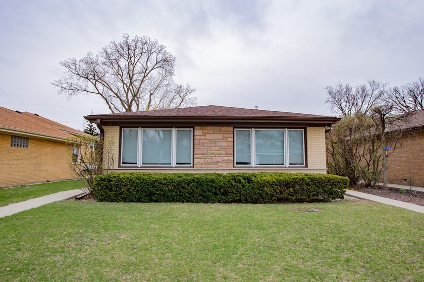The moment you walk in it is apparent that this lovely - Beach Home for sale in Skokie, Illinois on Beachhouse.com