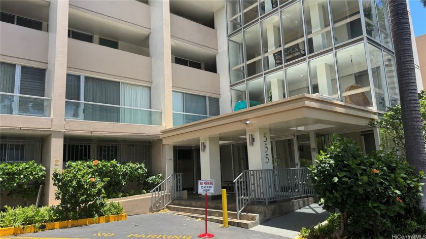 PRICED TO SELL! WELL BELOW MARKET VALUE. Don't miss this rare - Beach Condo for sale in Honolulu, Hawaii on Beachhouse.com