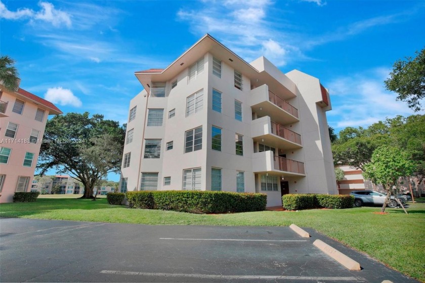 Spacious 3/2 condo featuring serene lake and golf course views - Beach Condo for sale in Davie, Florida on Beachhouse.com