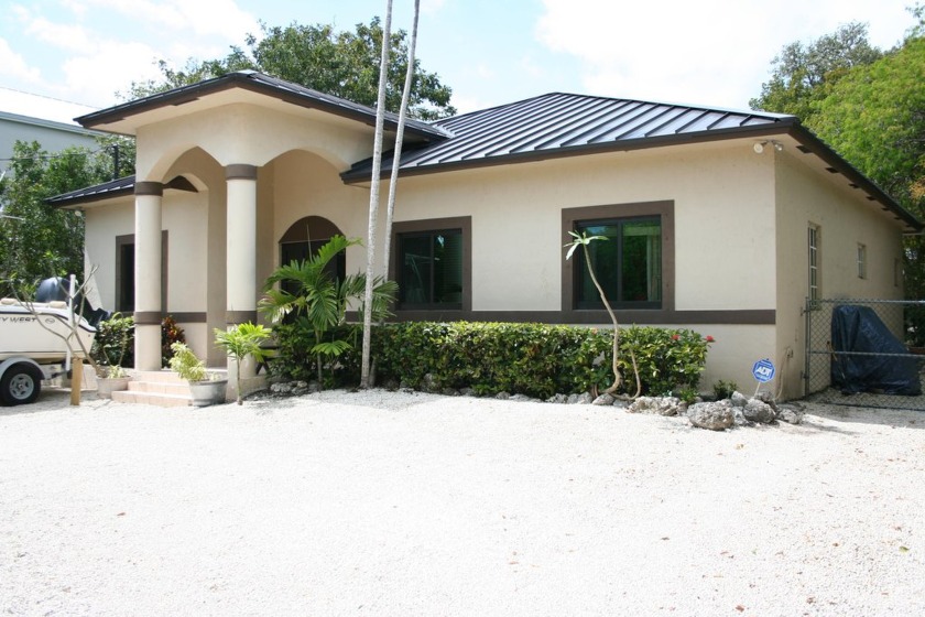 Walk into this beautiful entrance way with an open porch on the - Beach Home for sale in Key Largo, Florida on Beachhouse.com