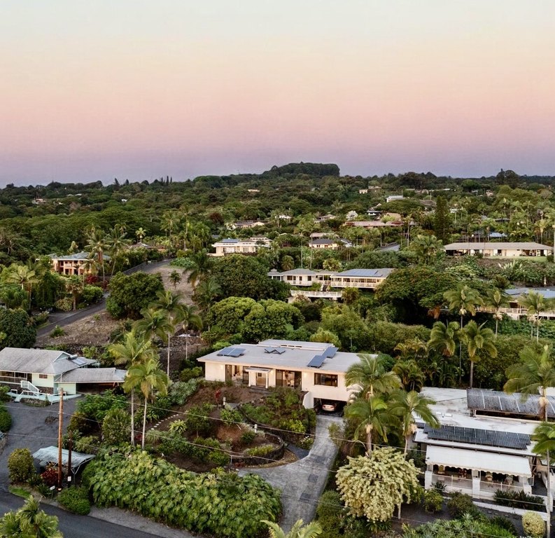 Step into this freshly remodeled 2-bedroom, 2.5-bathroom gem - Beach Home for sale in Kailua Kona, Hawaii on Beachhouse.com