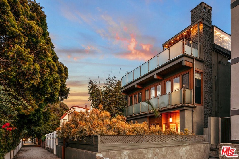 Moments from the sand, this turnkey coastal retreat delivers an - Beach Home for sale in Marina Del Rey, California on Beachhouse.com