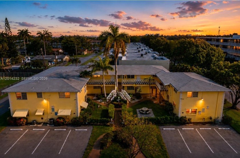 Beautifully maintained 2-bedroom residence located in an - Beach Other for sale in Hollywood, Florida on Beachhouse.com