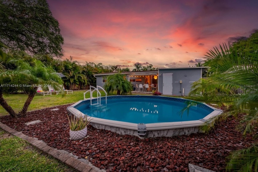 Charming Bungalow with 4 bedrooms (3 bed plus den), 2 bathrooms - Beach Home for sale in Hollywood, Florida on Beachhouse.com