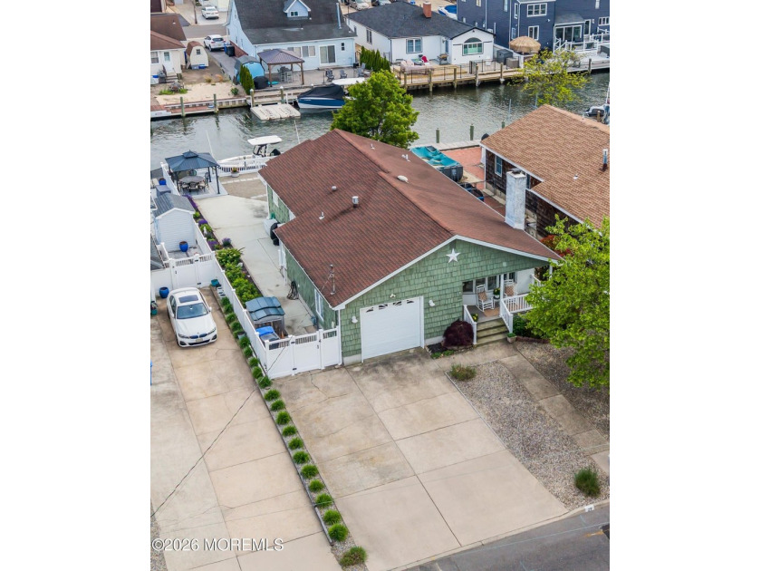 Green Island waterfront gem! Larger than she appears from the - Beach Home for sale in Toms River, New Jersey on Beachhouse.com