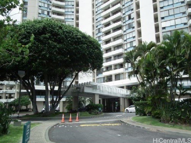 ***LEASEHOLD*** This 1971 built condo residence has - Beach Condo for sale in Honolulu, Hawaii on Beachhouse.com