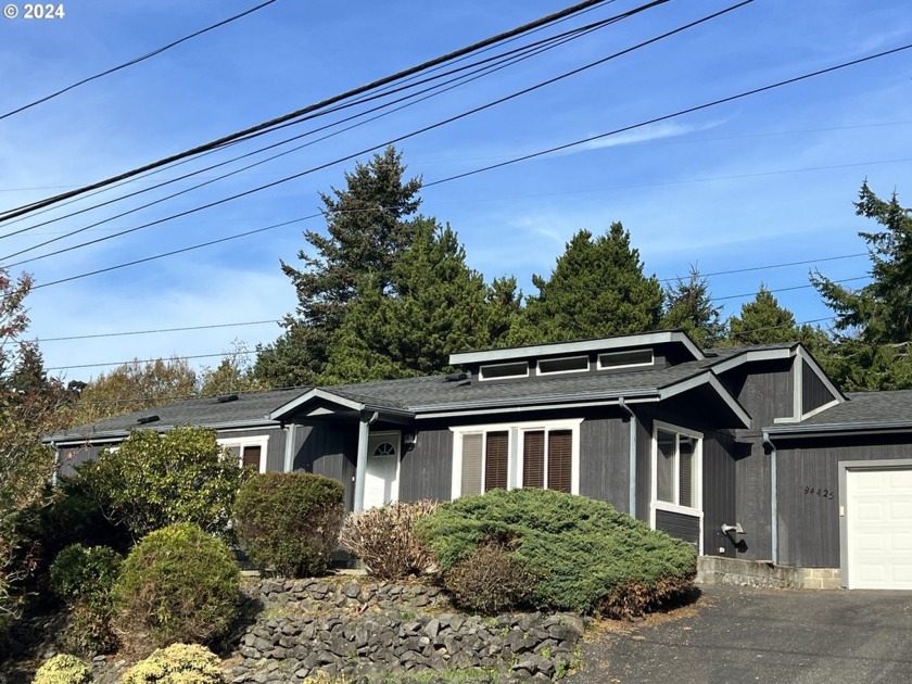 This meticulously maintained single-story, manufactured home - Beach Home for sale in Gold Beach, Oregon on Beachhouse.com