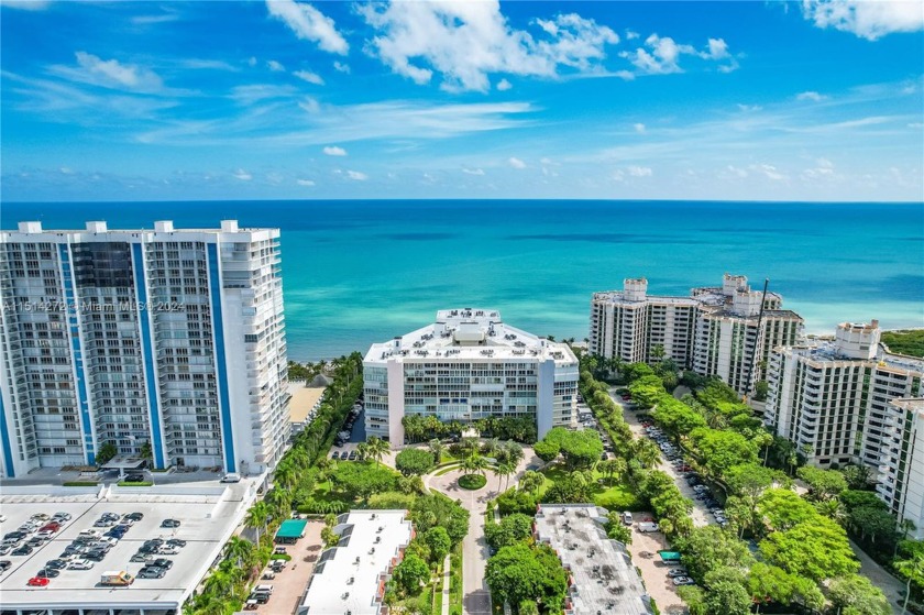 Unique opportunity at Mar Azul: 2Bed 3Bath condo with an - Beach Condo for sale in Key Biscayne, Florida on Beachhouse.com
