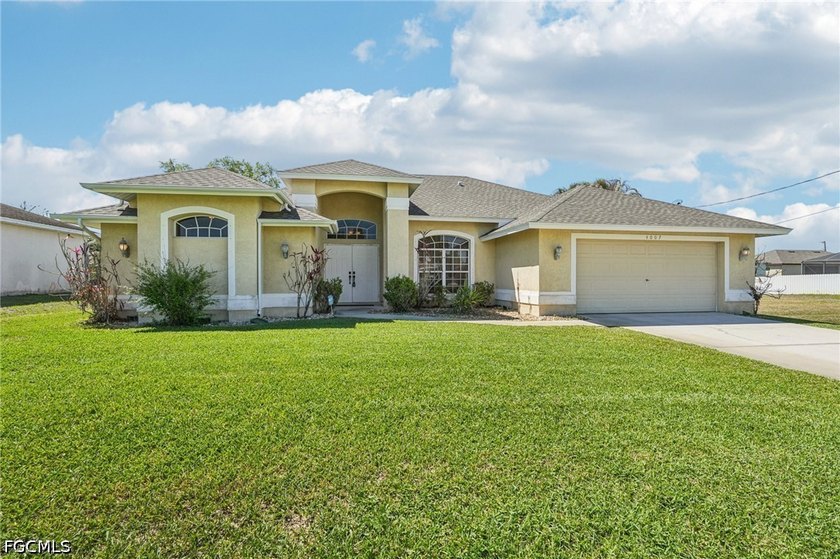 Beautifully maintained 3-bedroom, 2 1/2-bath single-family home - Beach Home for sale in Lehigh Acres, Florida on Beachhouse.com