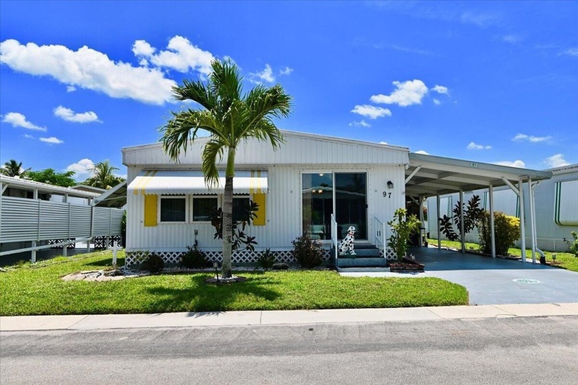 NO LAND-LEASE! LOW HOA $220/MO! This move-in-ready 2-bed, 2-bath - Beach Home for sale in Stuart, Florida on Beachhouse.com