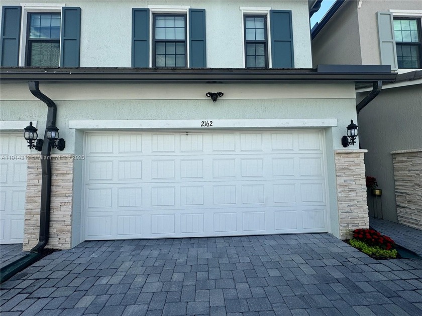 Look No Further! This amazing townhouse boast 3 beds, 2.5 baths - Beach Home for sale in Oakland Park, Florida on Beachhouse.com