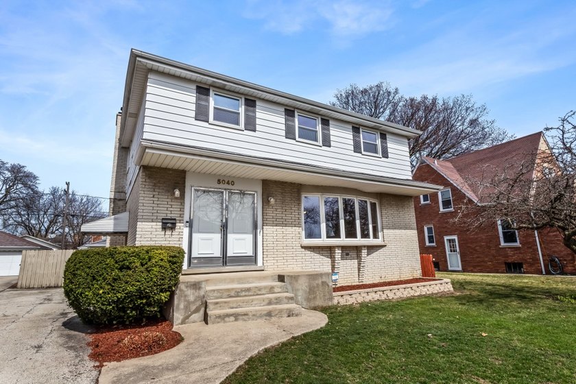 Beautifully refreshed and move-in ready home in a prime Skokie - Beach Home for sale in Skokie, Illinois on Beachhouse.com