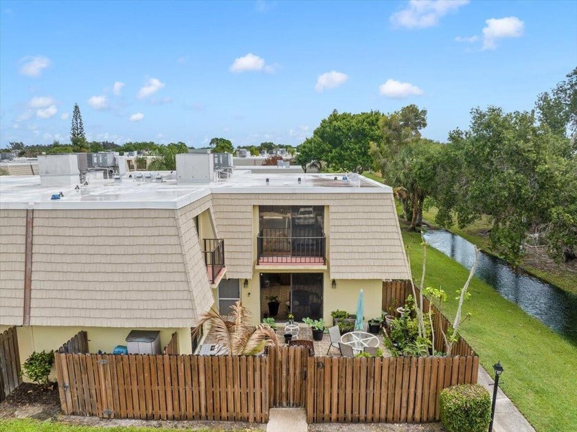 Welcome to this beautifully maintained 2-bedroom, 2.5-bath - Beach Home for sale in Vero Beach, Florida on Beachhouse.com