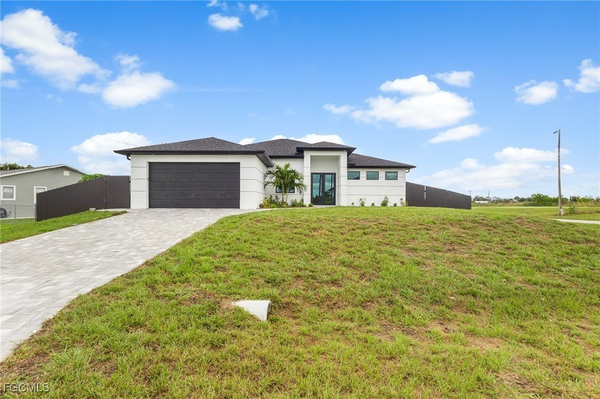 Stunning Custom Home in NE Cape Coral! Located just 3 minutes - Beach Home for sale in Cape Coral, Florida on Beachhouse.com
