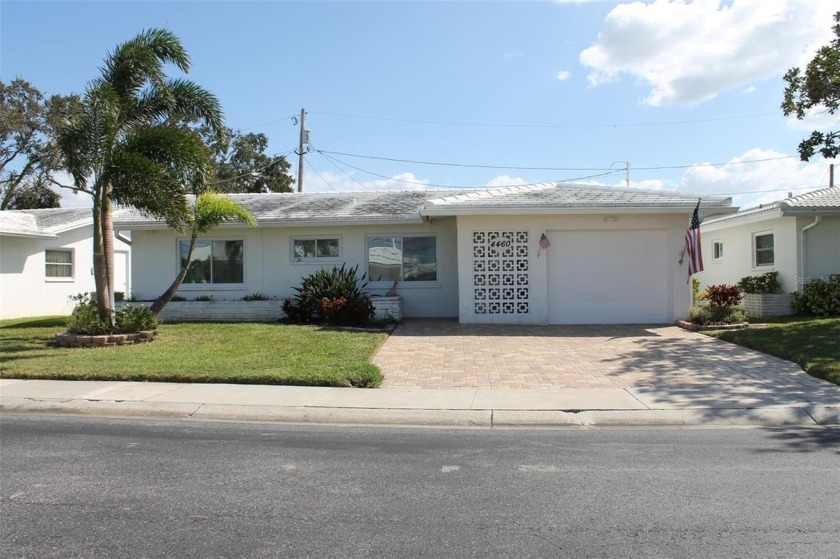 Discover Your Ideal Home in a 55+ Community! This charming - Beach Condo for sale in Pinellas Park, Florida on Beachhouse.com